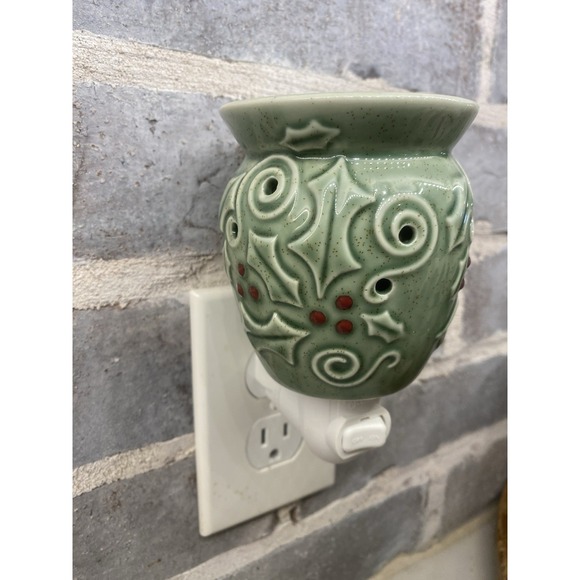 SCENTSY WARMER HOLIDAY COLLECTION HOLLY Warmer Base NIGHTLIGHT Plug In - Picture 2 of 2